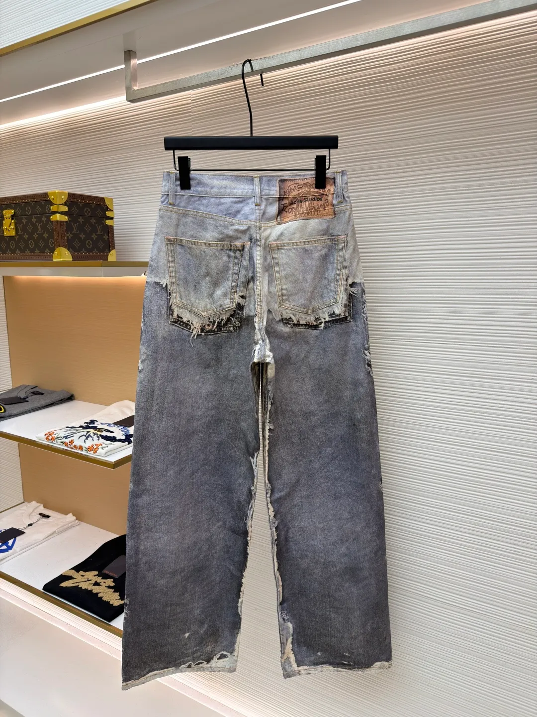 Acne Studios Destroy Illusion Print Jeans ●Item No.: 1681535-A85 ●Material: Denim Fabric ●Technology: 3D Printing ●Color: Distressed Blue ●Version: Loose Fit ●Weight: About 700g ●Size: XS-S-M-L-XL-XXL ●Description: The denim damage texture and knife damage on the surface are all presented by the printing process, which is very realistic. It is printed using customized 360G pure cotton off-white pique cloth. The fabric is delicate and red, with seasonal trompe l'oeil visual printing. Inkjet pigments and dirty mineral tones are used, and the layout is laser cut. Each piece is separated efficiently and accurately, and is then hand-ironed, cut and sewn. The waist and trousers pattern data are synchronized and restored to be consistent. The overall pattern fits the Asian figure better than the previous baggy, with just the right foot circumference but not easy to step on the heel. The 3D cold transfer printing process is used to ensure that the denim fabric is It has the same texture and feel as traditional denim. We use 3D printing technology to restore the original color saturation and accurately control the thickness and texture of the denim fabric. We use an advanced 3D printer to print the denim fabric layer by layer until the entire part is completed. Each piece is cut into high-definition pieces using laser cutting through typesetting. Accurate separation, after ironing, cutting, sewing and other processes, the parts are assembled into a complete denim item. The whole piece is cut and then accurately printed and sewn on each side. Every part is accurate to the millimeter level. The overall line of the landmark product is straight and delicate, the fabric is comfortable and soft, and the color is consistent without color difference. It can be matched with the same style to create a fashionable look, and can be used in various occasions. Customized accessories, complete with three standards, same style for men and women!
